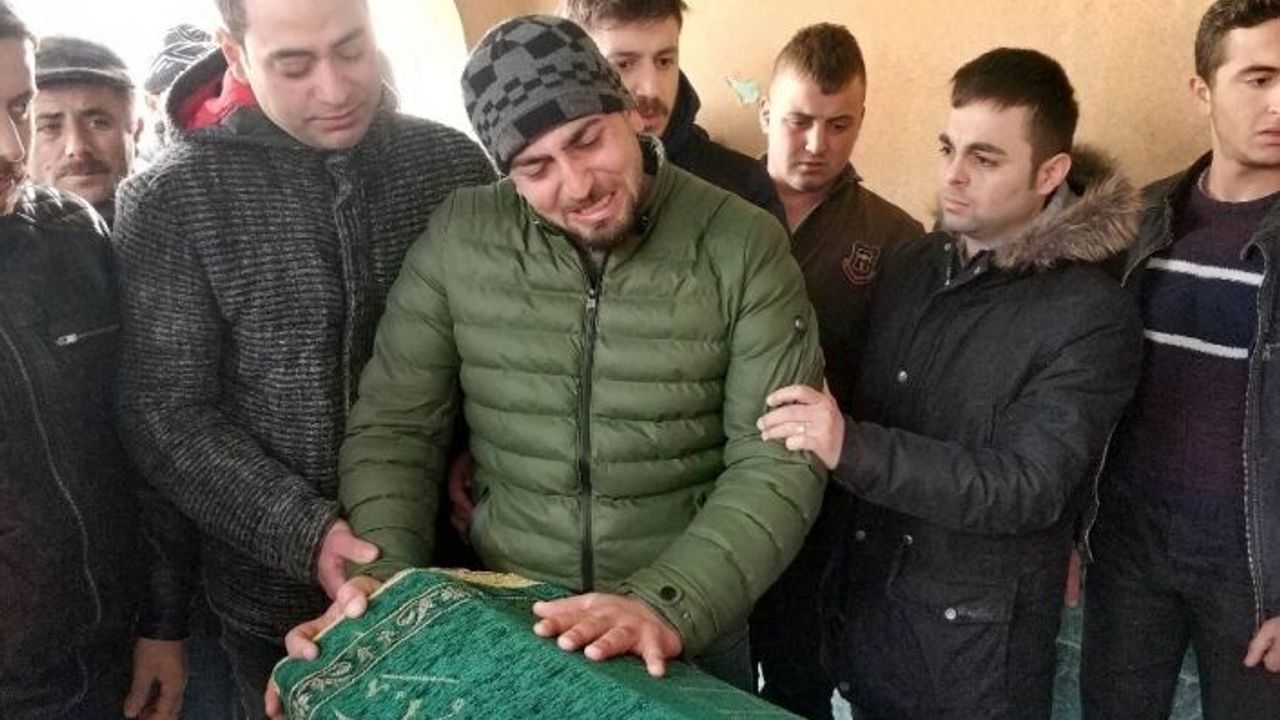 Tabutun başında gözyaşı döktü