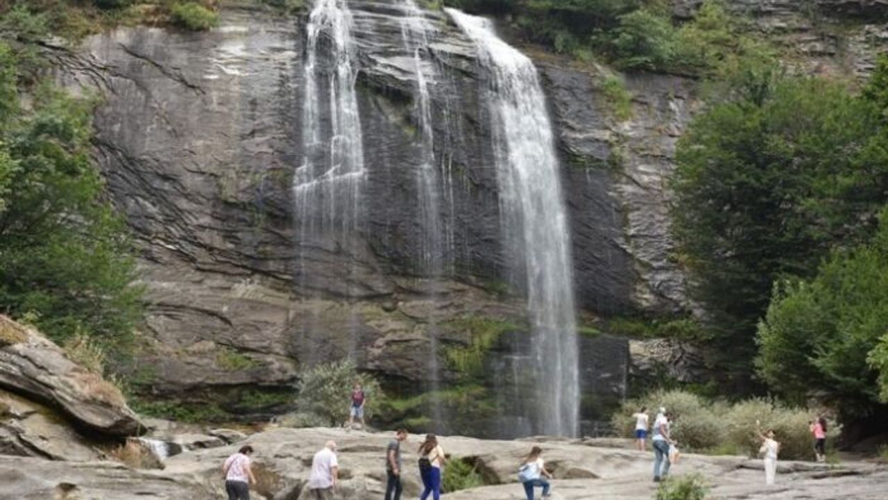 Şelaleleri görenleri büyülüyor!