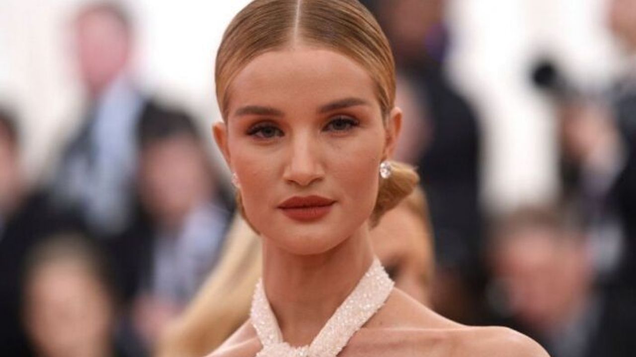 Jason Statham’ın sevgilisi Rosie Huntington-Whiteley üstsüz poz verdi