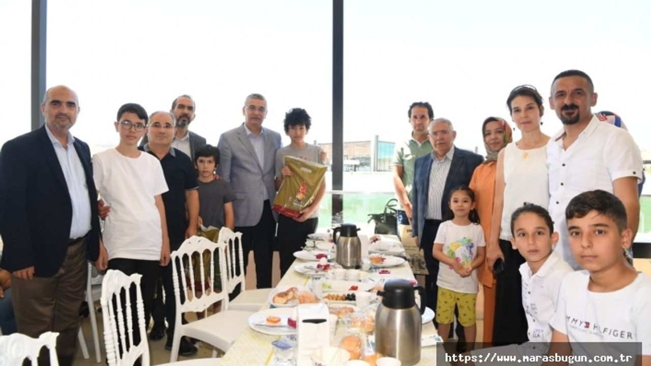 Başkan Mahçiçek, LGS’de ilk 25’e giren öğrenci ve aileleriyle buluştu