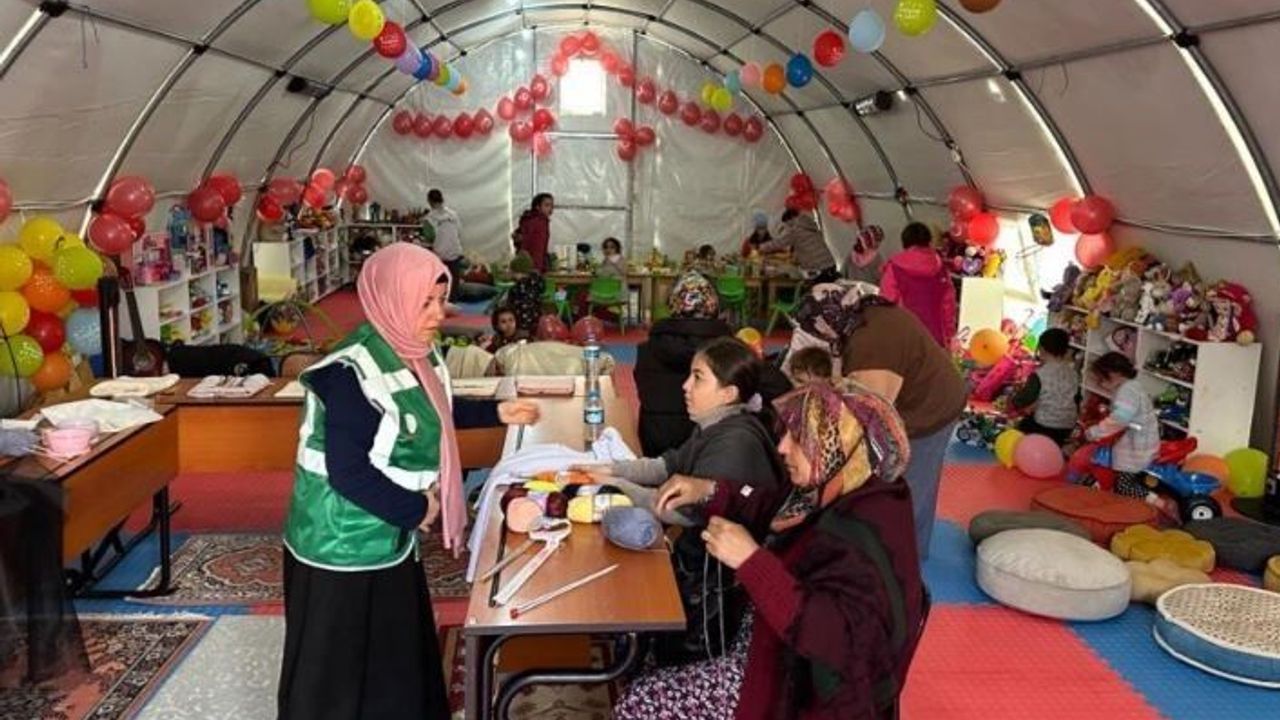 Köy yaşam merkezi çadıra kuruldu, anne ve çocuklar hayata döndü