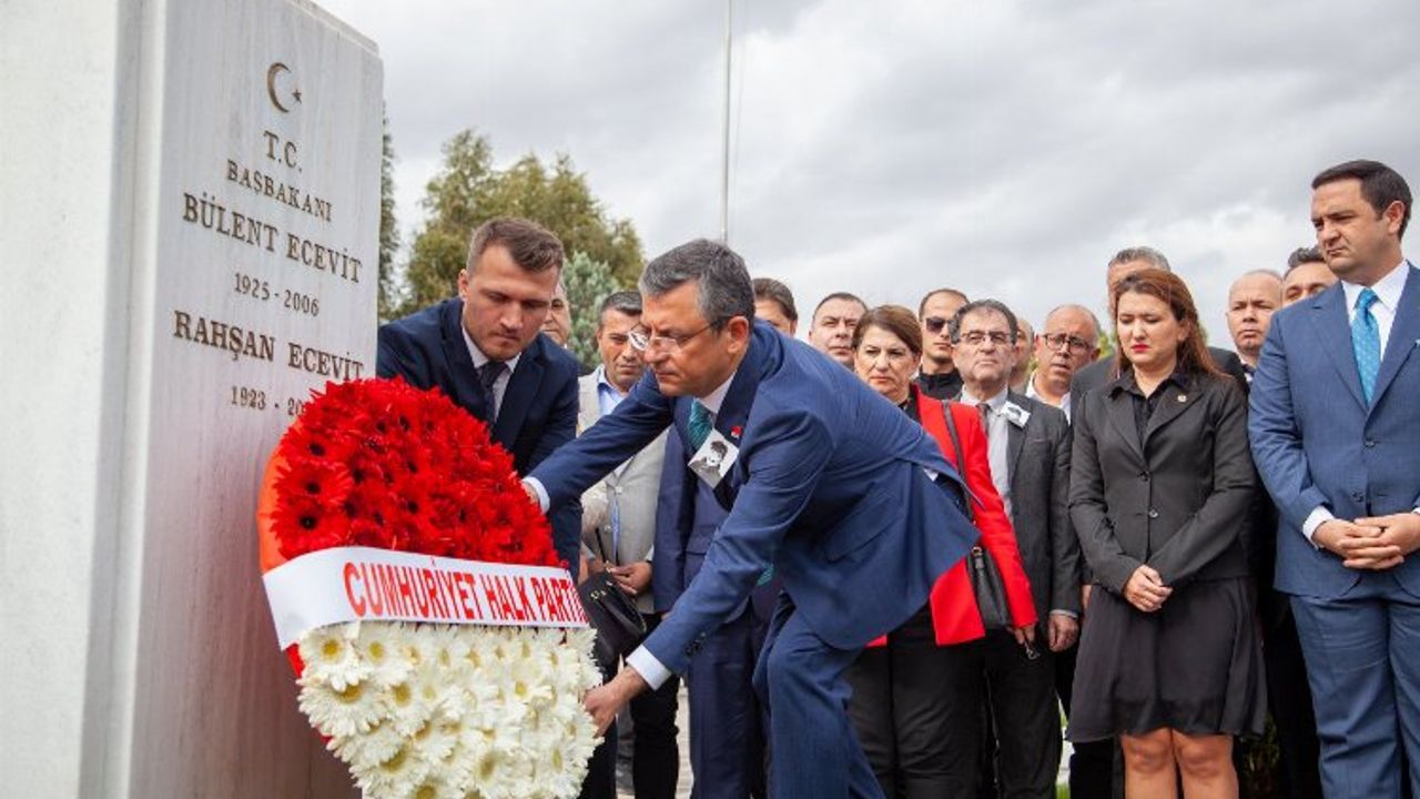 CHP 3. Genel Başkanı Ecevit'i mezarı başında andı