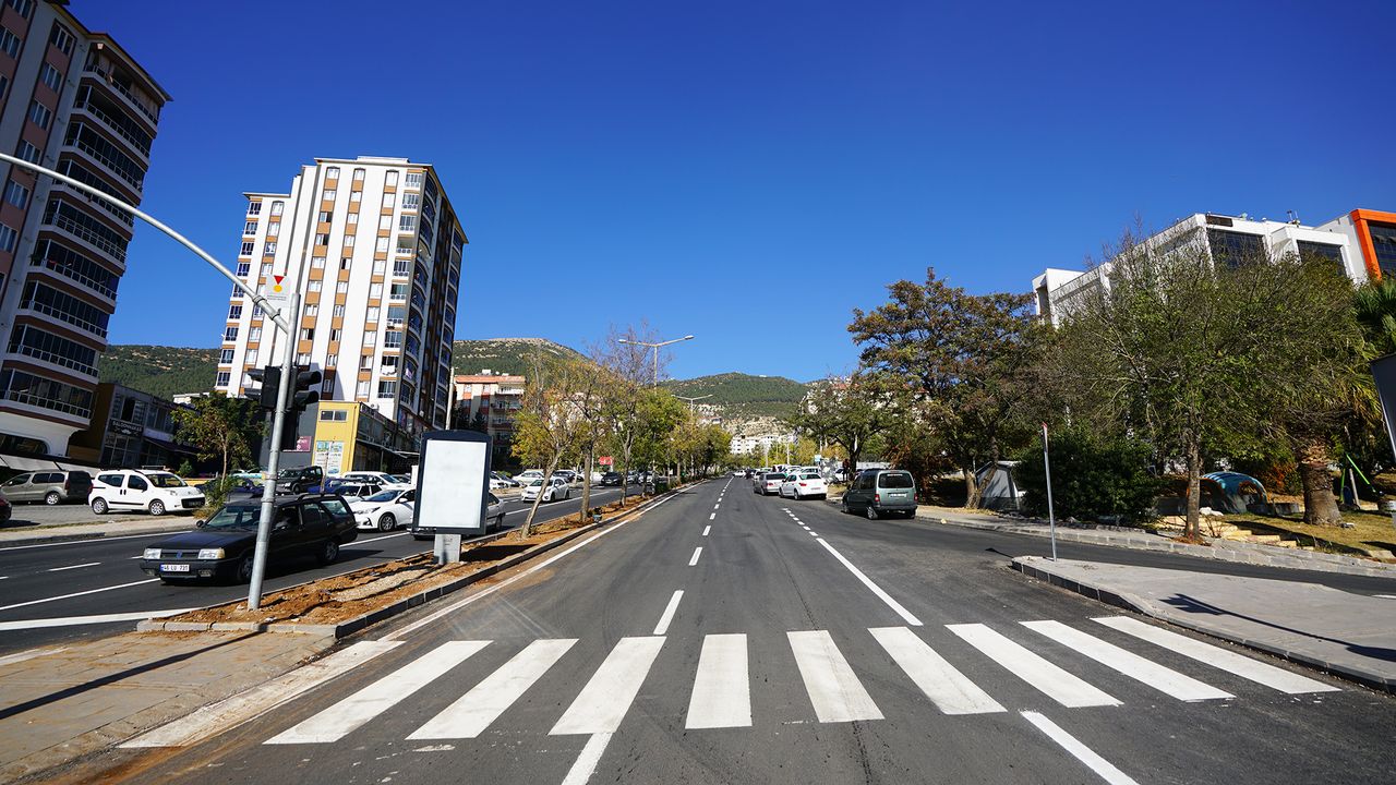 Kahramanmaraş Büyükşehir Belediyesi Cadde Yenileme Projesi ile Yolları Yeniliyor
