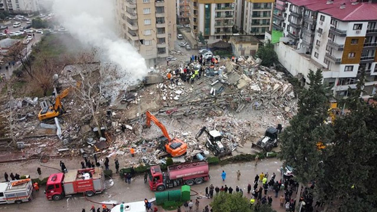 Depremde 9 kişinin hayatını kaybettiği binanın 2 katı kaçak yapılmış