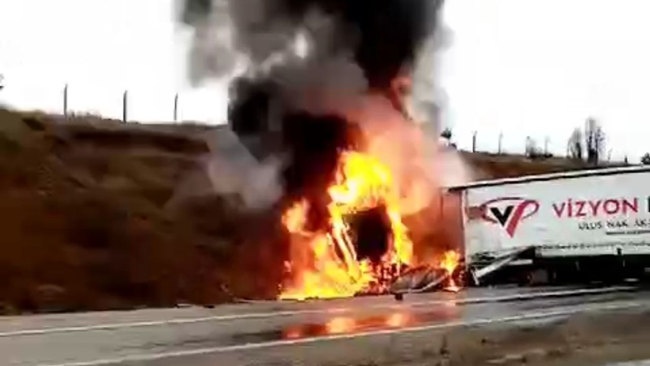 Kahramanmaraş'ta Trafik Kazası: Şoför Yanan Araçtan Çıkamadı