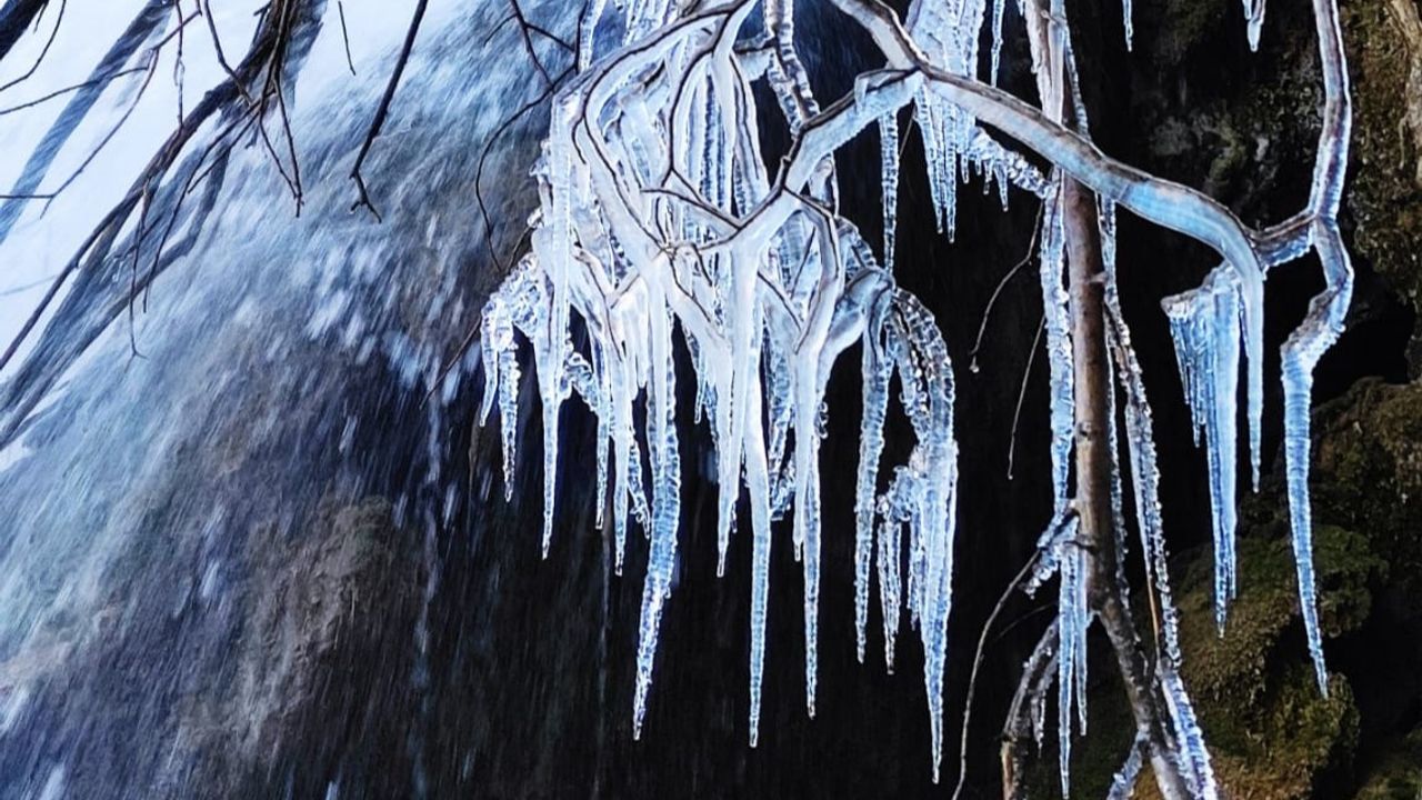 Kahramanmaraş'ta soğuktan buzul sarkıtları oluştu    