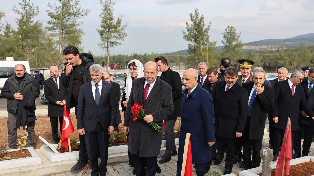 KKTC Cumhurbaşkanı Tatar, Kahramanmaraş'ta mezarlık ziyaretinde bulundu