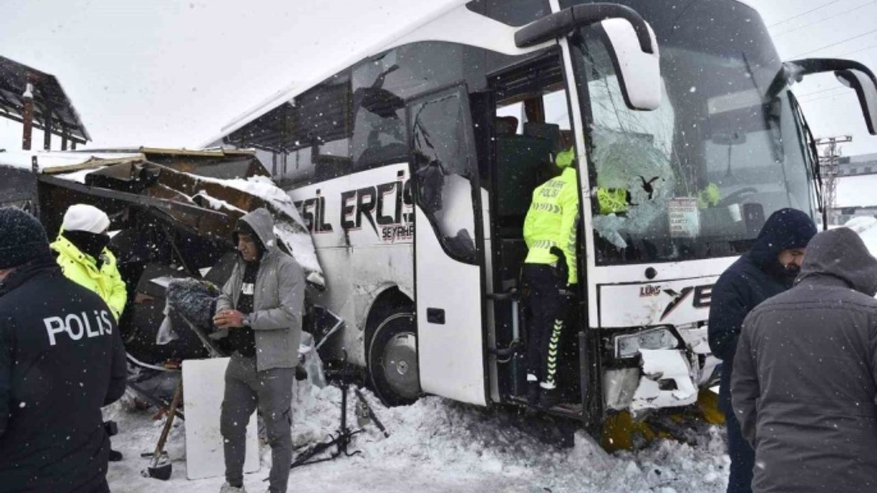 Bitlis’te Yolcu Otobüsü Polis Noktasına Çarptı: 4 Polis Yaralandı