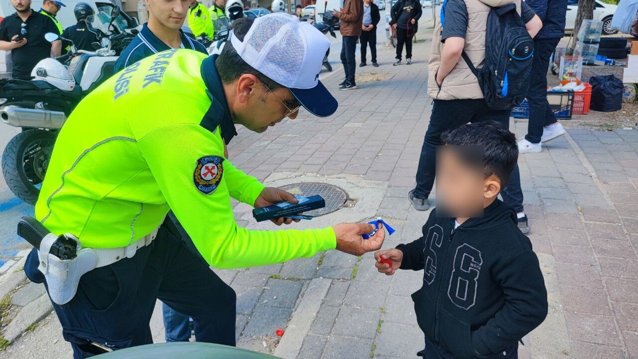 Adana’da trafik polisinden ders niteliğinde hareket! Babasına "ihmal" cezası, engelli çocuğa sevgi dolu hediye!