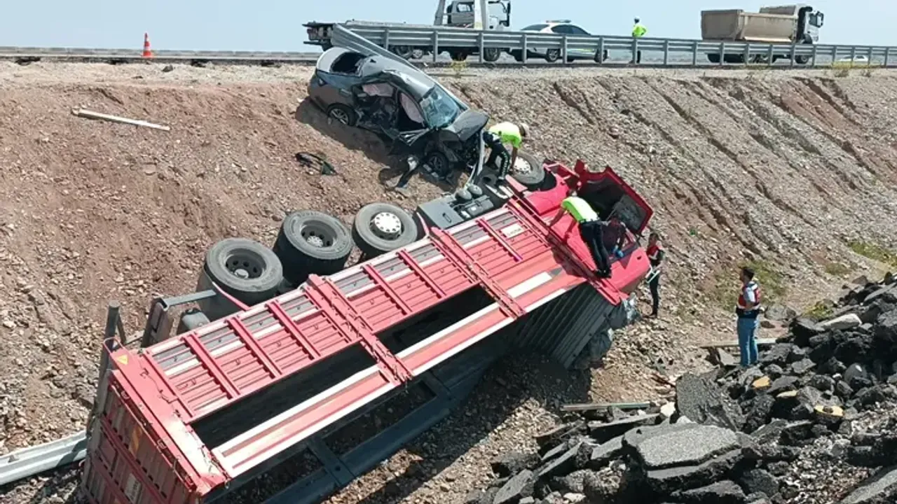 Kamyon ile otomobil çarpıştı: 1 ölü, 2 yaralı
