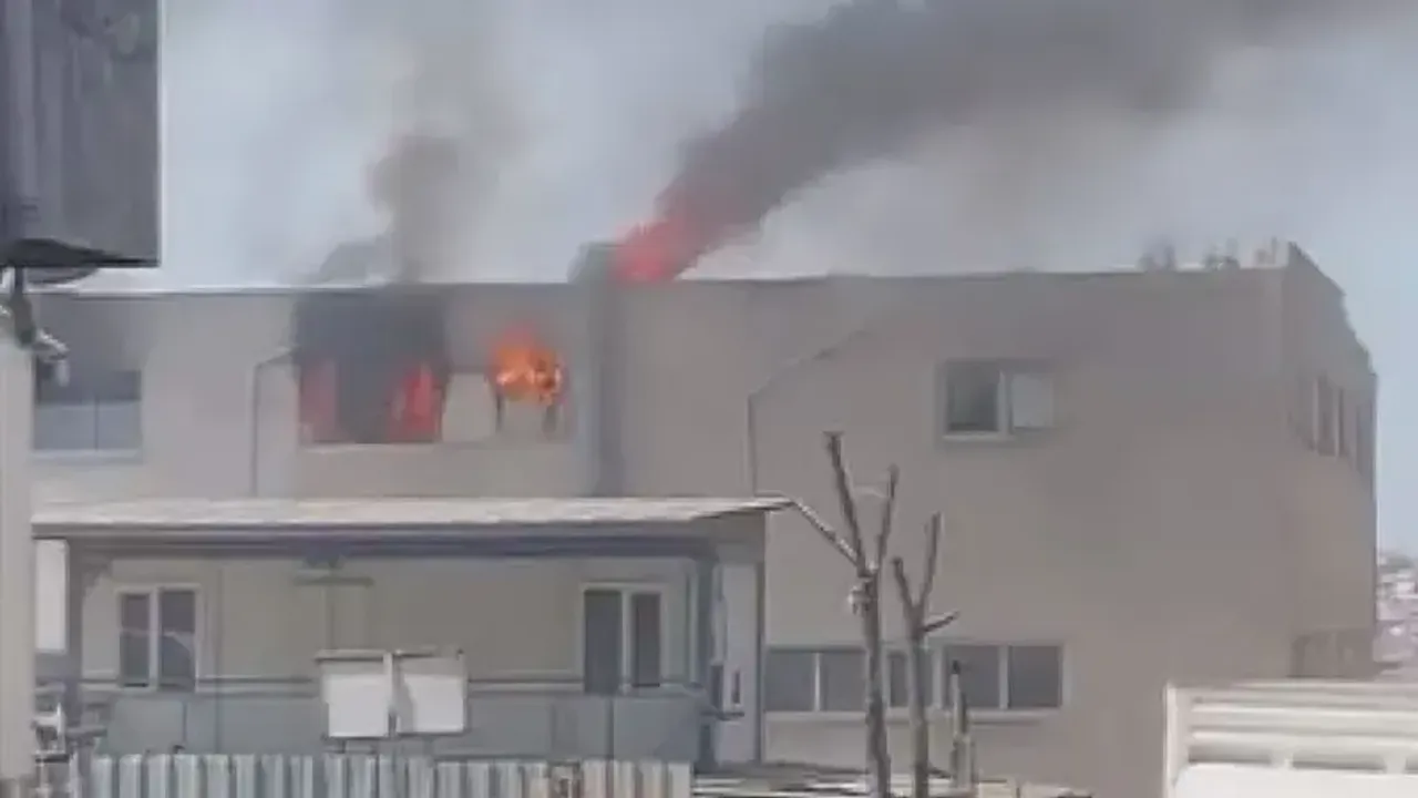 3 katlı iş yerinin en üst katında korkutan yangın