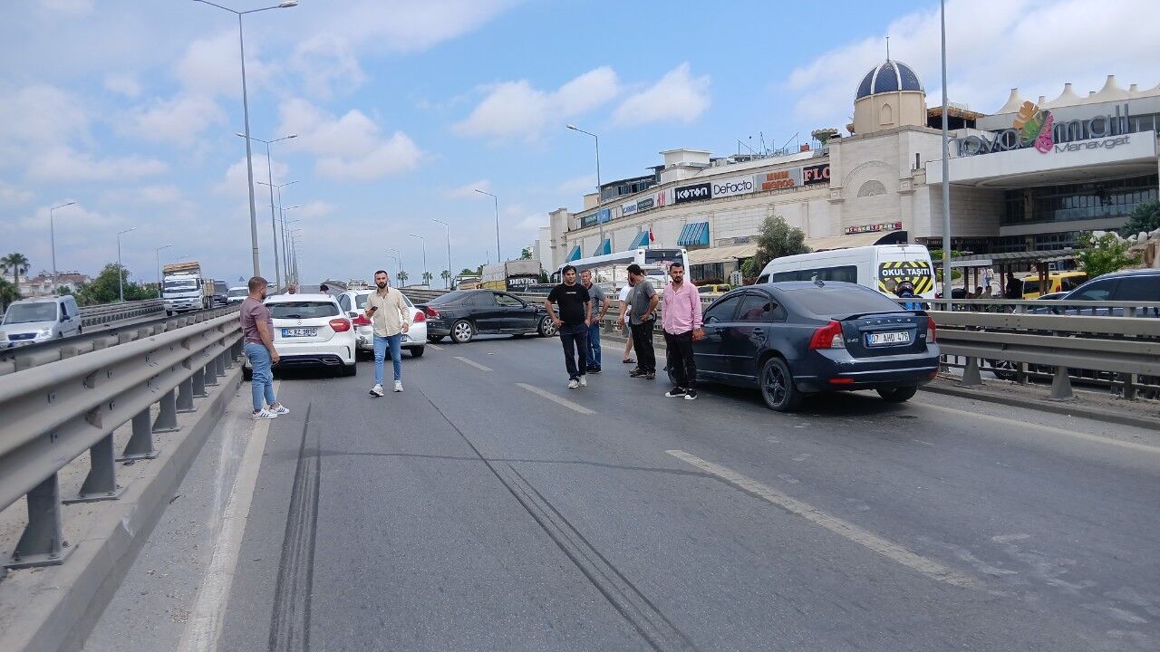 Antalya Manavgat’ta zincirleme kaza: 4 araç birbirine girdi, yol trafiğe kapandı