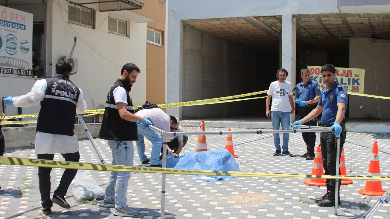 Emekli Polis, Bıçakla Saldıran Oğlunu Vurarak Öldürdü