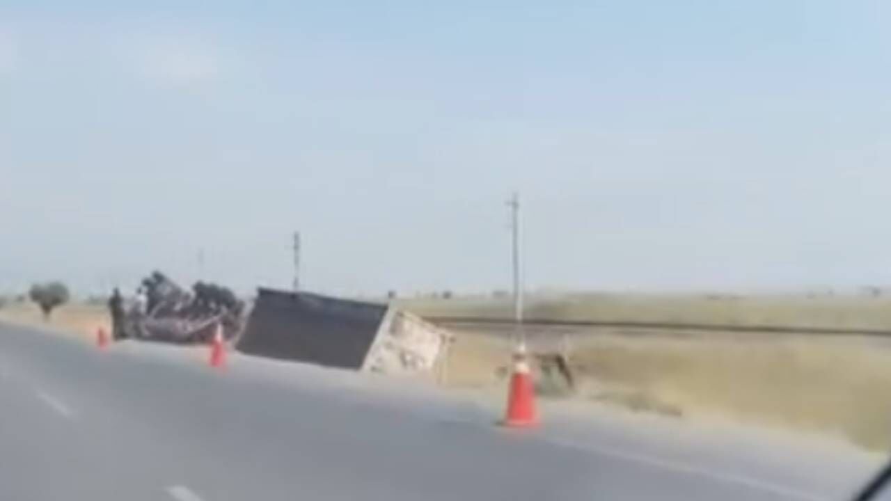 Iğdır-Doğubayazıt Yolunda Yük Kamyonu Devrildi: 2 Kişi Yaralandı
