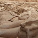 10 metrelik anıtsal mezar ve içerisinde aristokrat bir kadına ait lahit bulundu