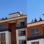 Kahramanmaraş'ta Maaşlarını Alamadıklarını İddia Eden İşçiler Çatıya Çıktı