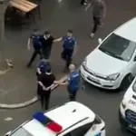 Kavga sırasında bıçak istedi; alamayınca masa ve sandalyeleri devirdi