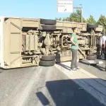 Otoyolda midibüs devrildi; 13 yaralı