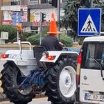 Traktör sürücüsünden yağmura karşı dubalı çözüm