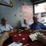 ‘Bana şans getirmiyorsun’ dedi, yancıyı dövdü! Masalar ayrıldı
