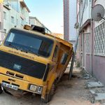 Hafriyat kamyonu, çöken yoldaki çukura düştü