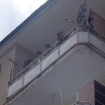 Eşini Boşanmaktan Vazgeçirmek İstedi, 2 Çocuğunu Balkona Kilitledi