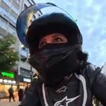 Motosiklet sürücüsü otomobile çarparak takla attı, o anlar kamerada