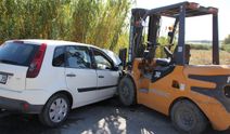 Forklifle çarpışan otomobilin sürücüsü yaralandı