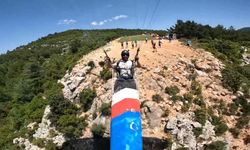 Yamaç paraşütüne kano bağlayıp denize indi