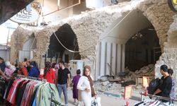 Enkaz kent Hatay’da molozların arasında bayram alışverişi