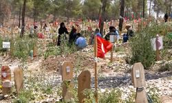 Kahramanmaraş'ta mezarlıkta buruk bayramlaşma  