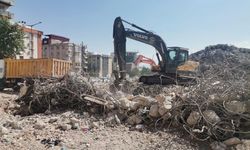 Kahramanmaraş'ta ağır hasarlı binaların yıkımı devam ediyor