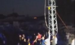 Elektrik akımına kapılan şahsı kurtarma mücadelesi kamerada  