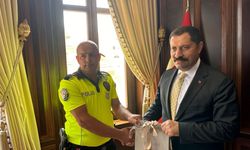 Yaşlı adamı sırtında taşıyan polis, vali tarafından ödüllendirildi
