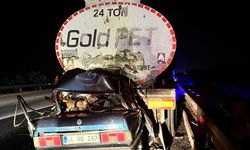 Tankere arkadan çarpan otomobil kağıt gibi ezildi: 3 ölü  