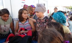 Kahramanmaraş'ta oyuncaklarını kendi gibi afetzede çocuklara dağıttı   
