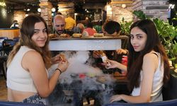 Sıcaktan ne yapacağını şaşırdı, dönerci de buzlu servis başladı