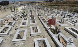 Deprem mezarlığında 100 kabirde kimlik belirleme çalışması sürüyor  