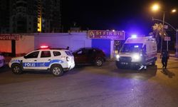Yaralanan kişi yerde sigarasını içerken yakını gözyaşlarına boğuldu