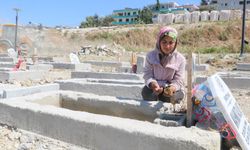 Depremde sevdiklerini kaybeden kadın her gün kabir ziyareti yapıyor