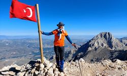 Kahramanmaraşlı doğa tutkunu Aladağ'ların zirvesinde Türk bayrağını dalgalandırdı