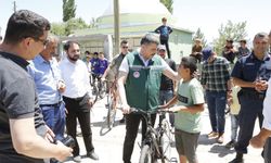 Çorum Valisi Kahramanmaraş'ta depremzede çocukları sevindirdi 