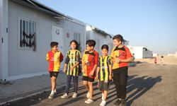 Yeşil sahaların ezeli rakipleri depremzedeler için el ele verdi