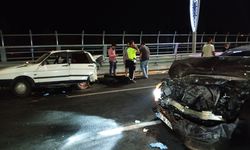 Lüks otomobilin çarptığı otomobil kağıt gibi ezildi
