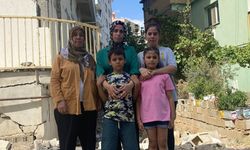 Depremde hasar alan bina korkutuyor