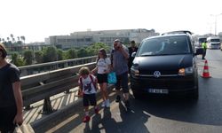 Lastiği patlayan tur minibüsü 3 araçlı kazaya neden oldu: 3 yaralı   