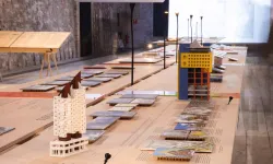 Yıkılan Özel İdare İş Merkezinin maketi Venedik Bienali Mimarlık Sergisinde sergilendi
