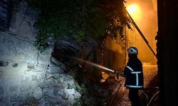 Kahramanmaraş’ta metruk bina yanarak kül oldu