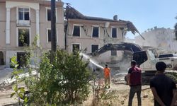 Tarihi hükümet konağı ekipler tarafından yıkıldı
