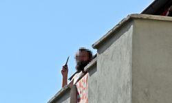 Çatı katından ne bulursa aşağı attı, sokağı savaş alanına çevirdi
